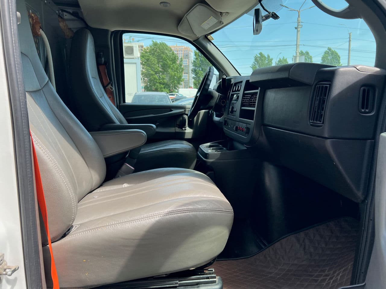 2014 Chevrolet Express — Miniatură 13
