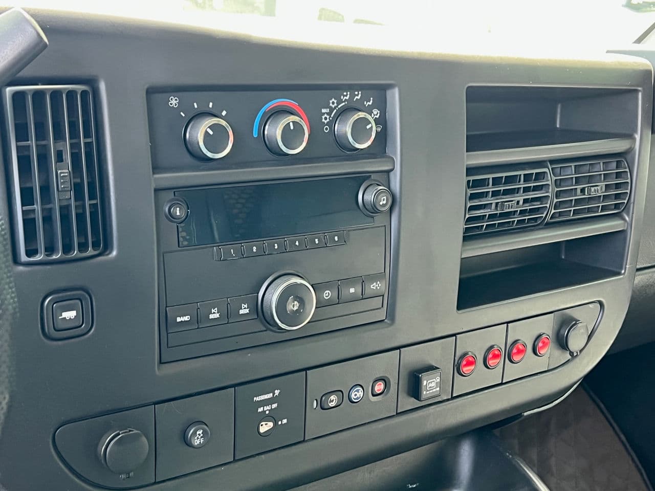2014 Chevrolet Express — Miniatură 10