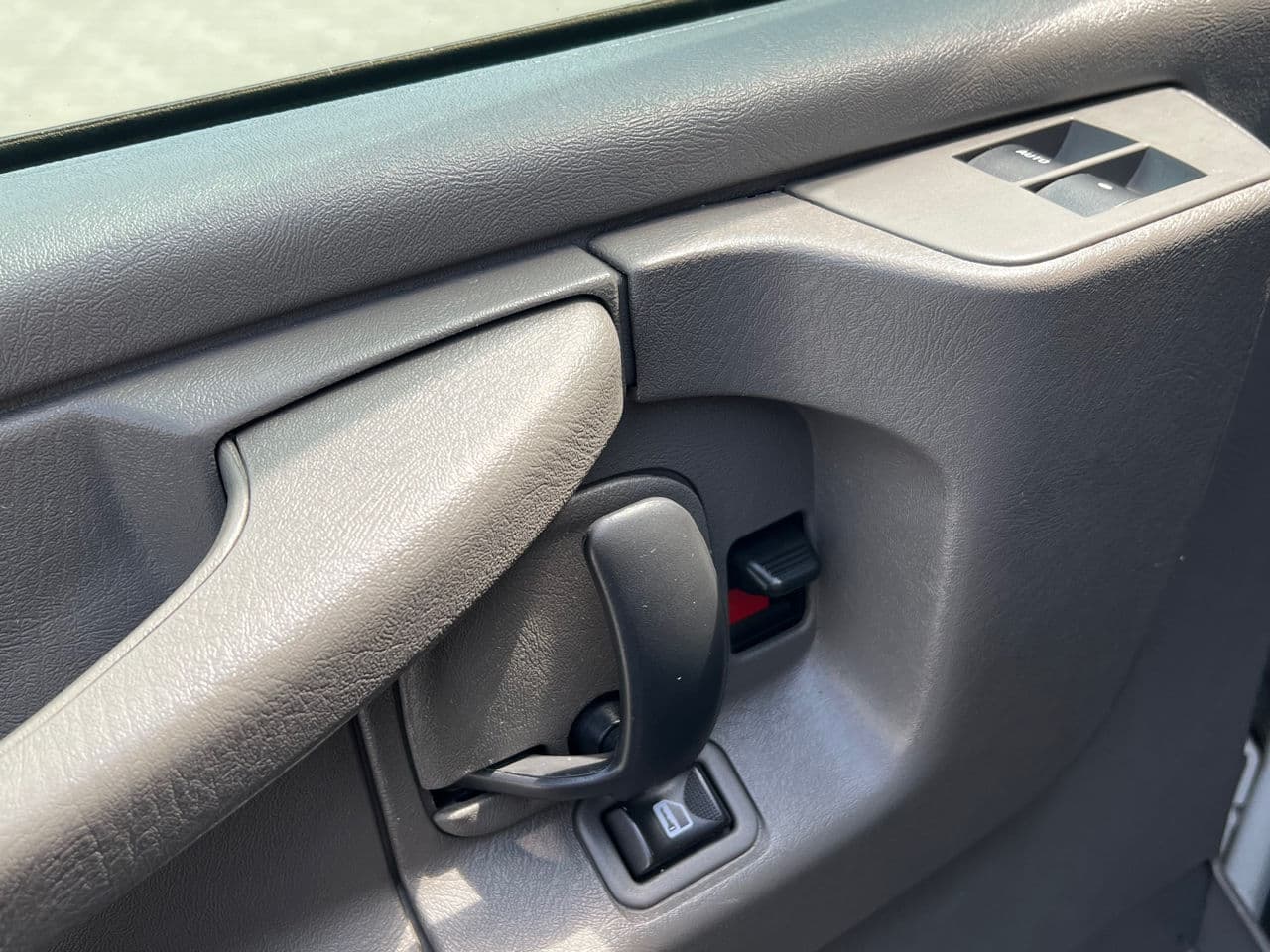 2014 Chevrolet Express — Miniatură 5