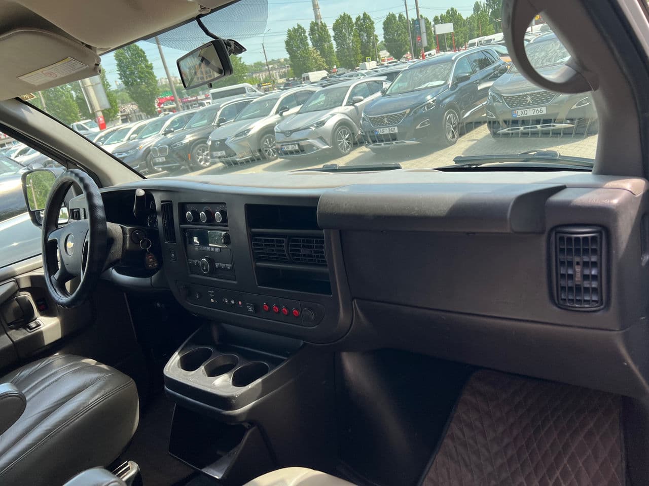2014 Chevrolet Express — Miniatură 12