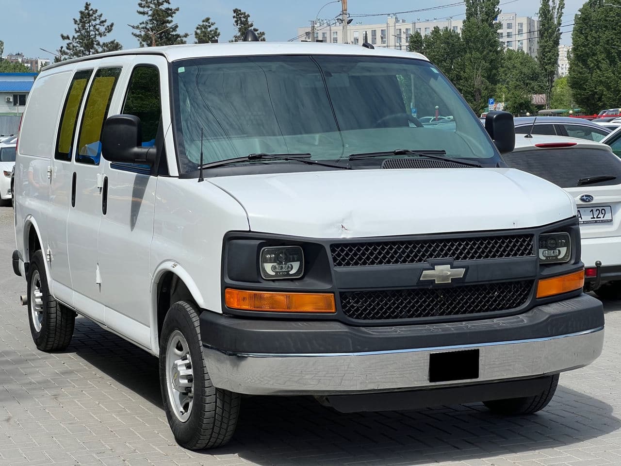 2014 Chevrolet Express — Miniatură 3