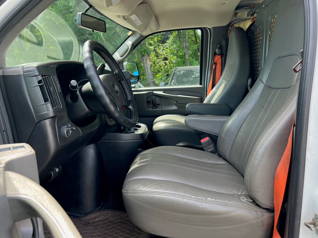 2014 Chevrolet Express — Miniatură 7