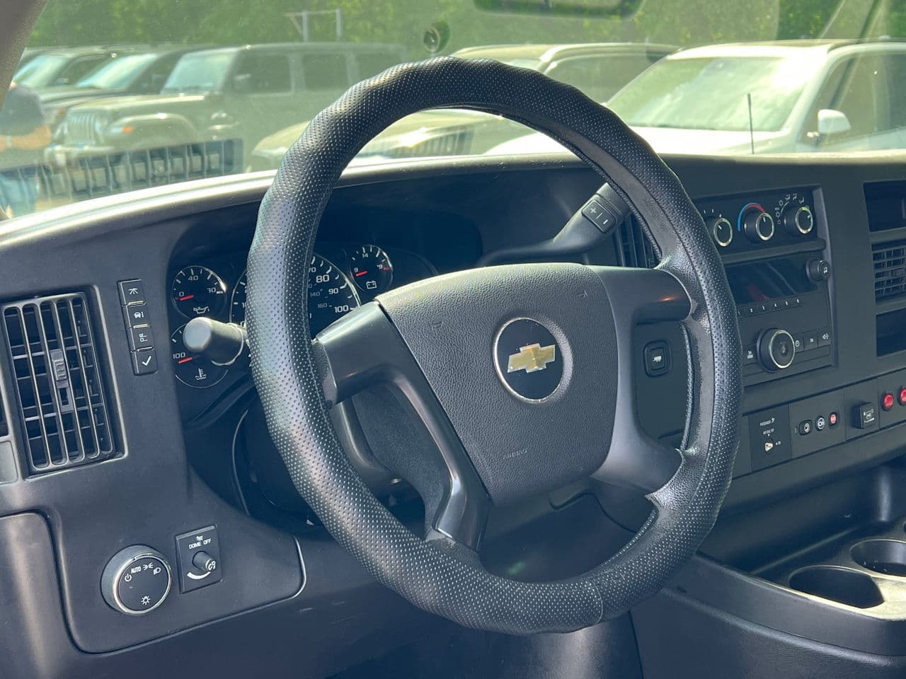 2014 Chevrolet Express — Miniatură 8