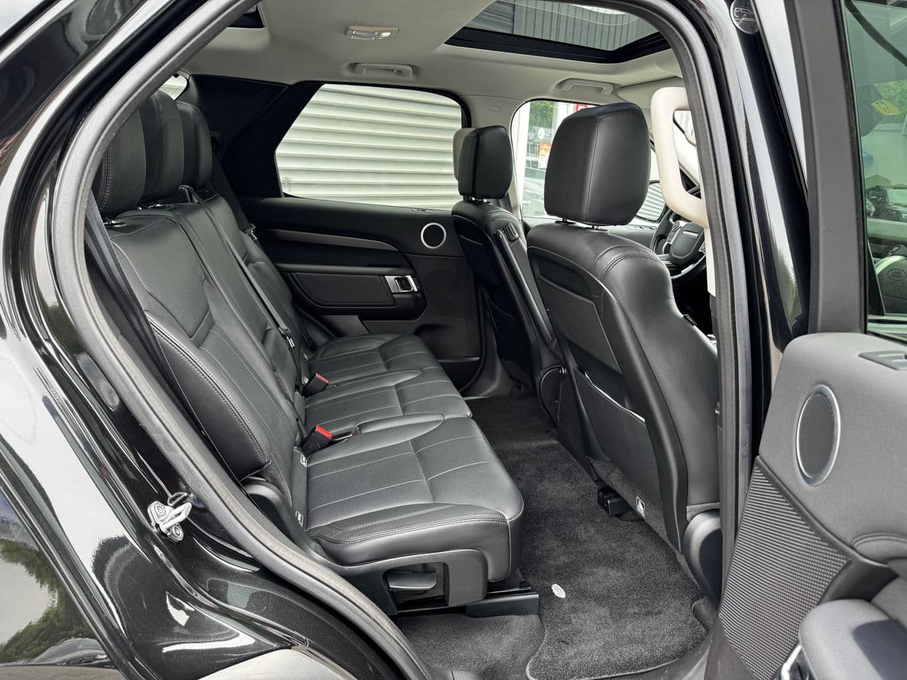 2017 Land Rover Discovery — Miniatură 23