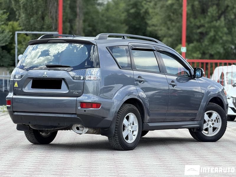 2011 Mitsubishi Outlander XL — Miniatură 2
