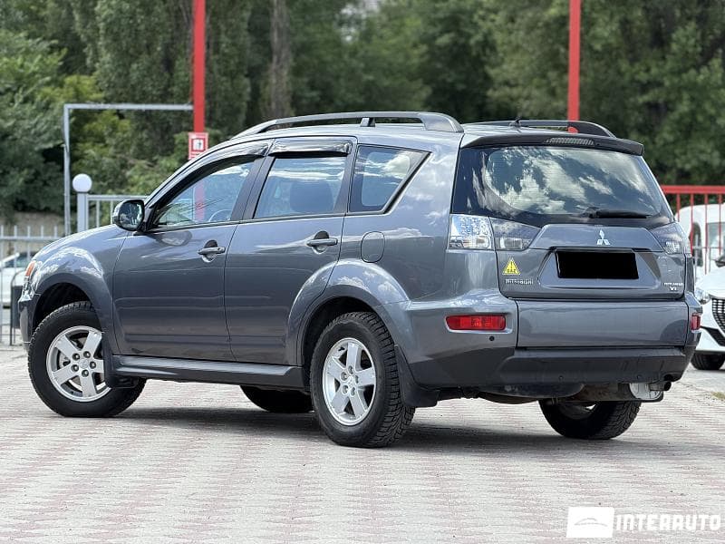 2011 Mitsubishi Outlander XL — Miniatură 3