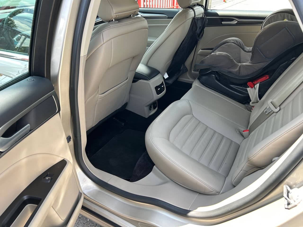 2017 Ford Fusion — Miniatură 17