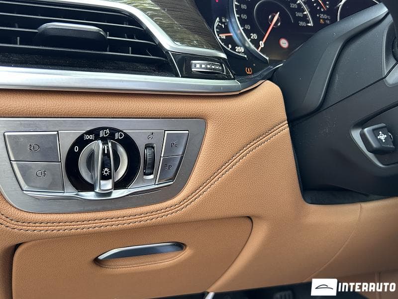 2017 BMW 740e — Miniatură 12