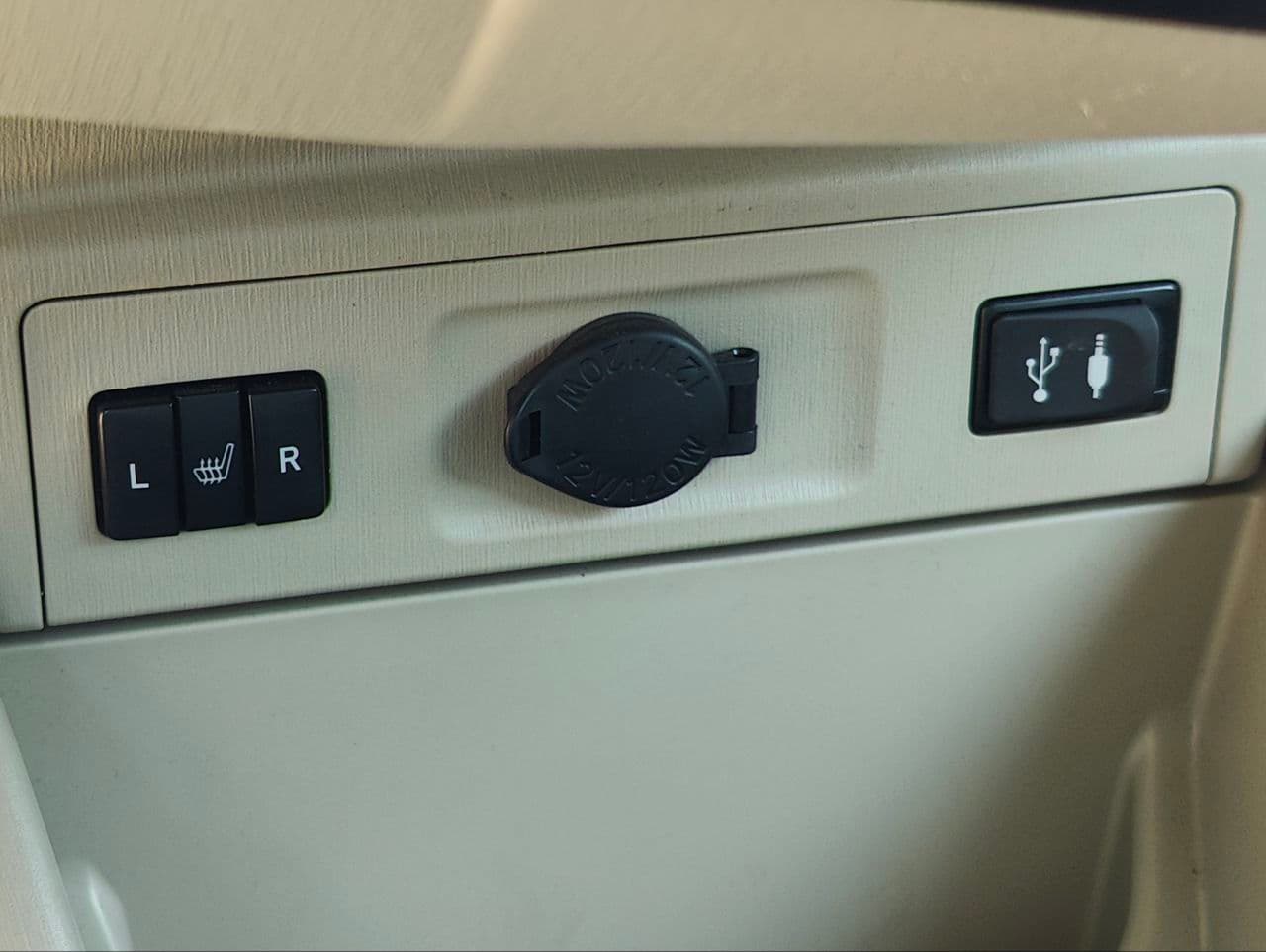 2014 Toyota Prius Plus / V — Miniatură 15