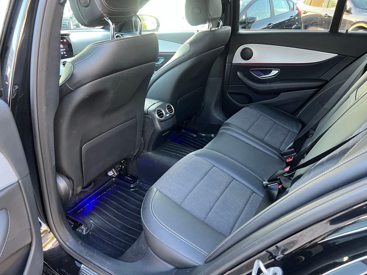Mercedes E 220 2022 — Миниатюра 19