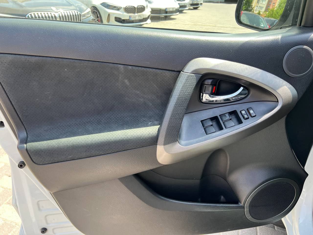 2011 Toyota Rav-4 — Miniatură 6