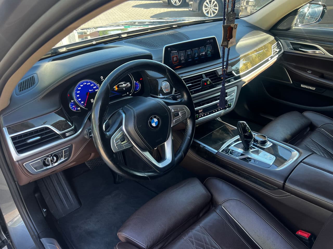 2016 BMW 740 — Miniatură 5