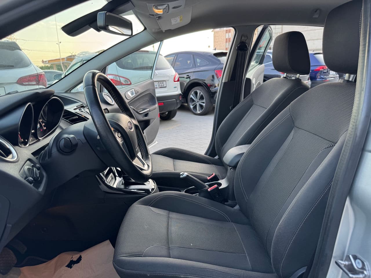 2015 Ford Fiesta — Miniatură 5