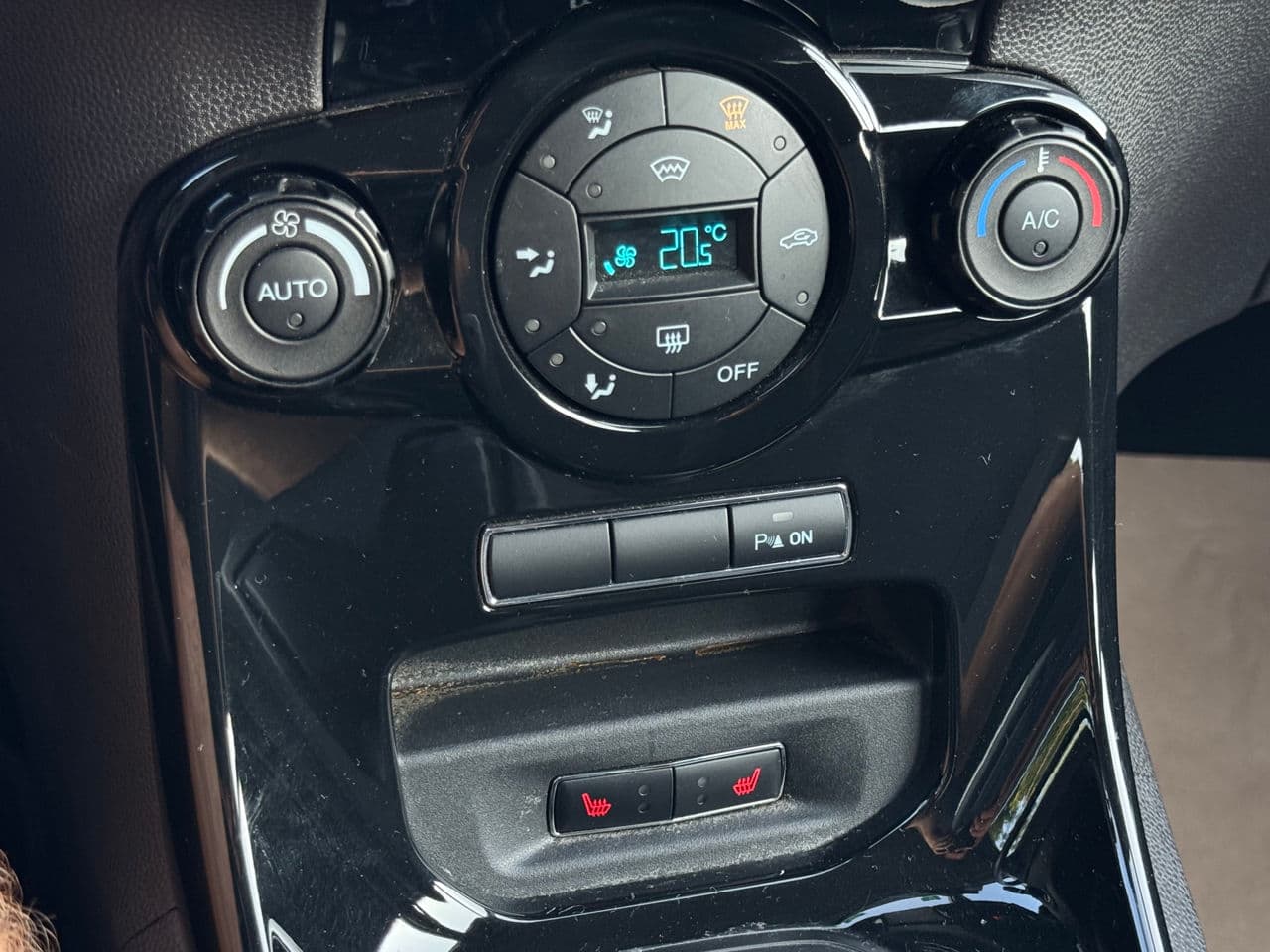2015 Ford Fiesta — Miniatură 11
