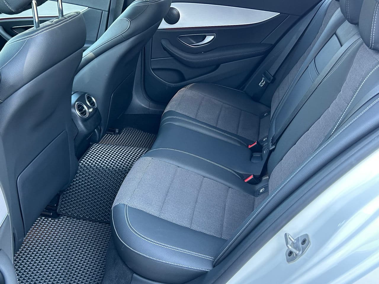 Mercedes E 220 2021 — Миниатюра 17