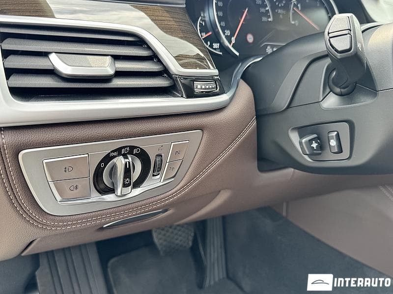 2017 BMW 740 — Miniatură 23