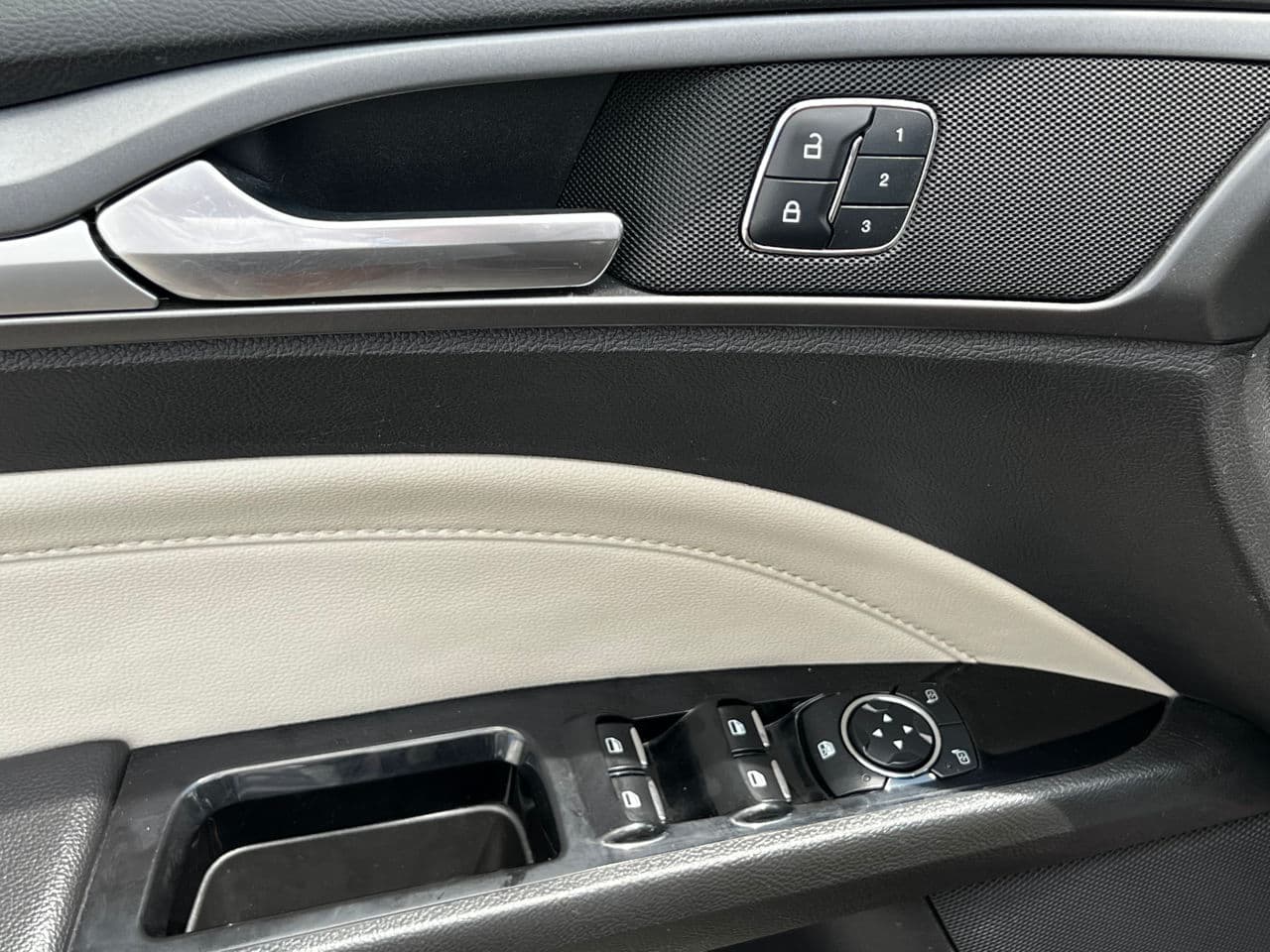 2016 Ford Fusion — Miniatură 16