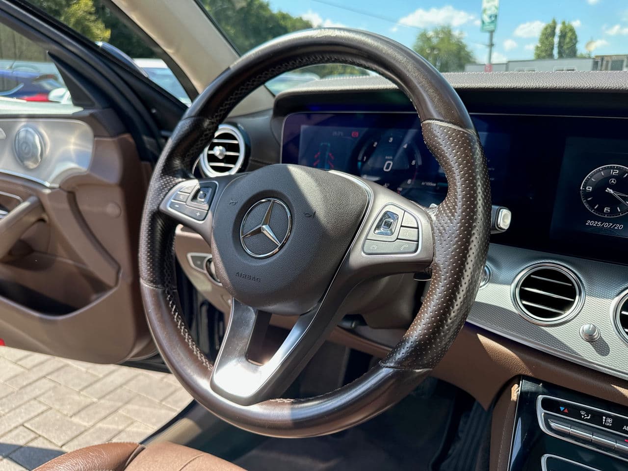 2016 Mercedes E 220 — Miniatură 12