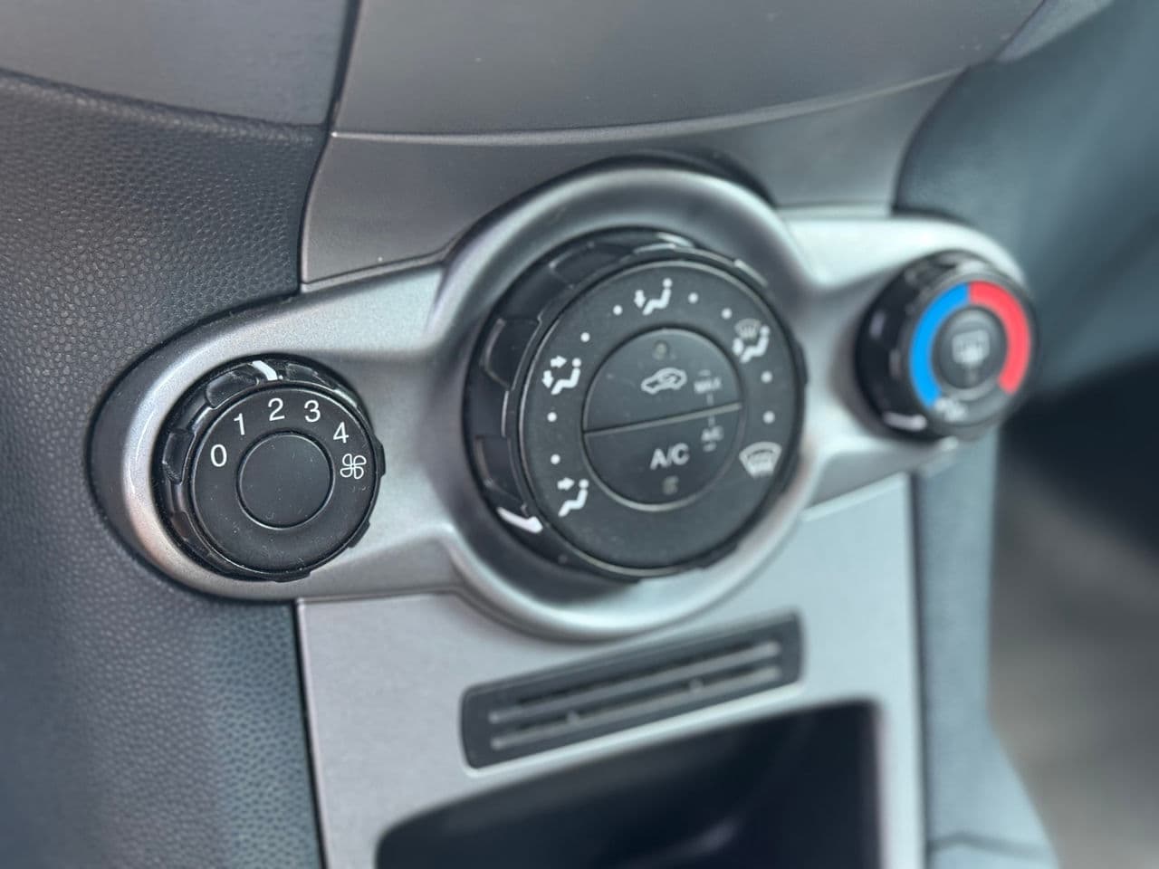 2011 Ford Fiesta — Miniatură 14