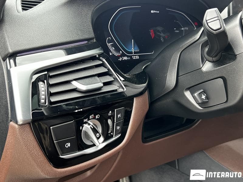 2021 BMW 545e — Miniatură 18