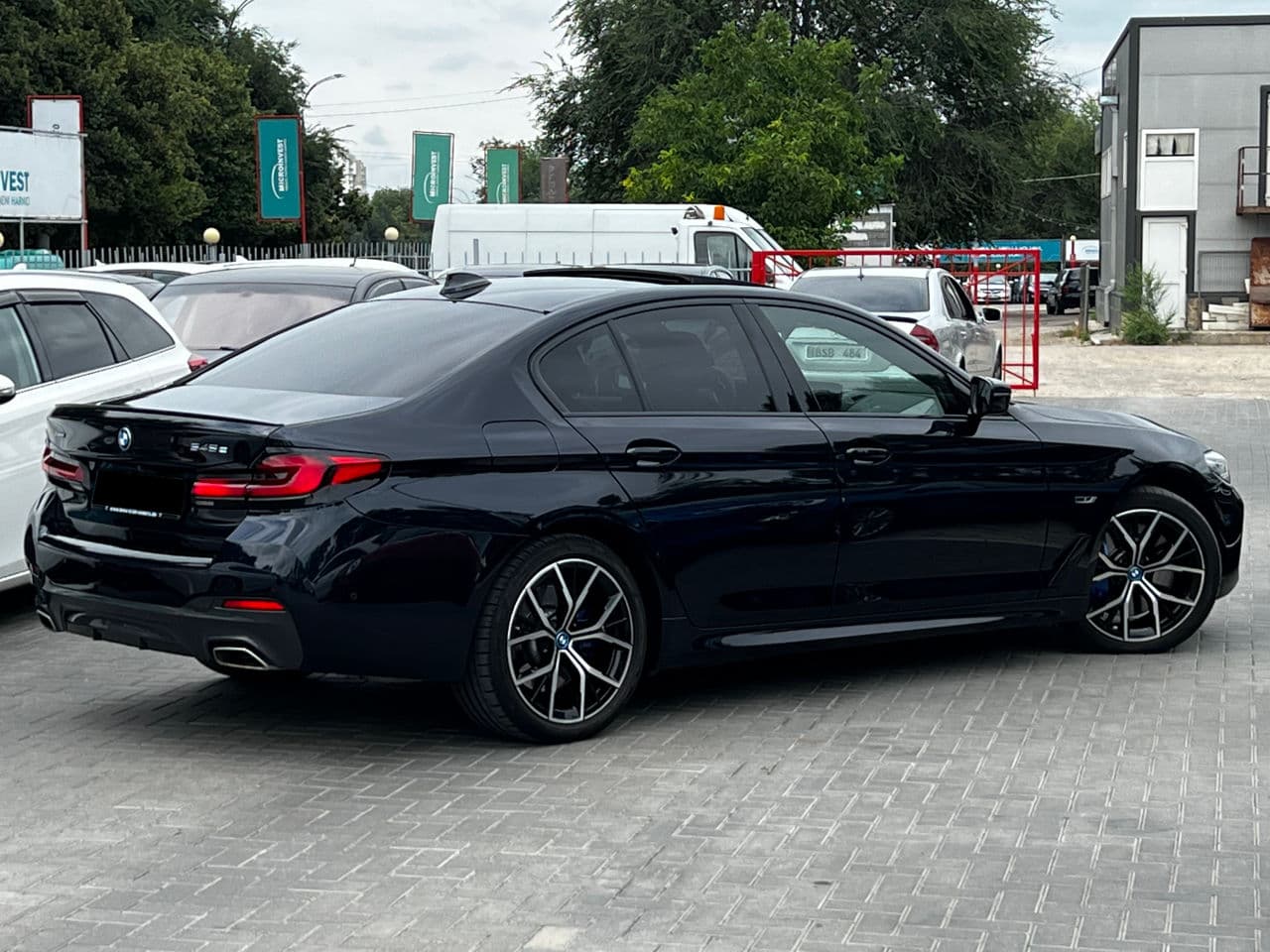 2021 BMW 545e — Miniatură 4