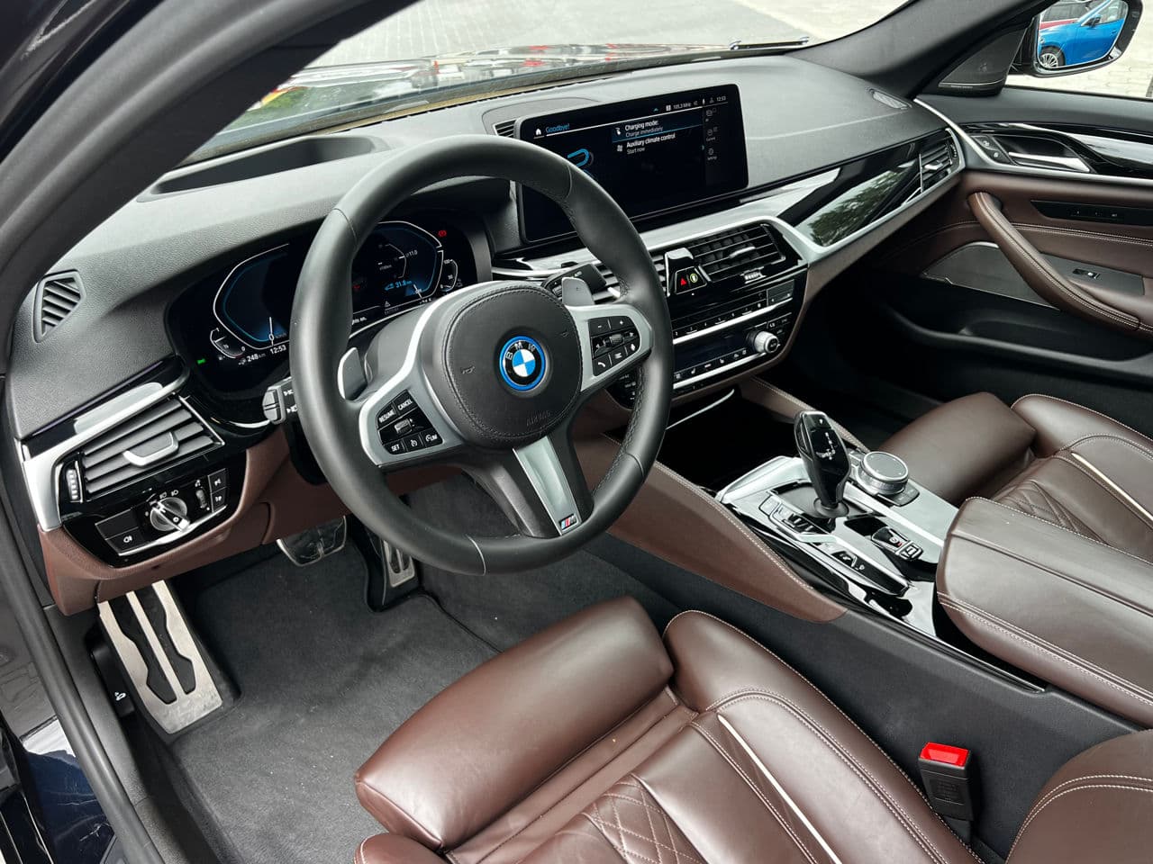 2021 BMW 545e — Miniatură 5