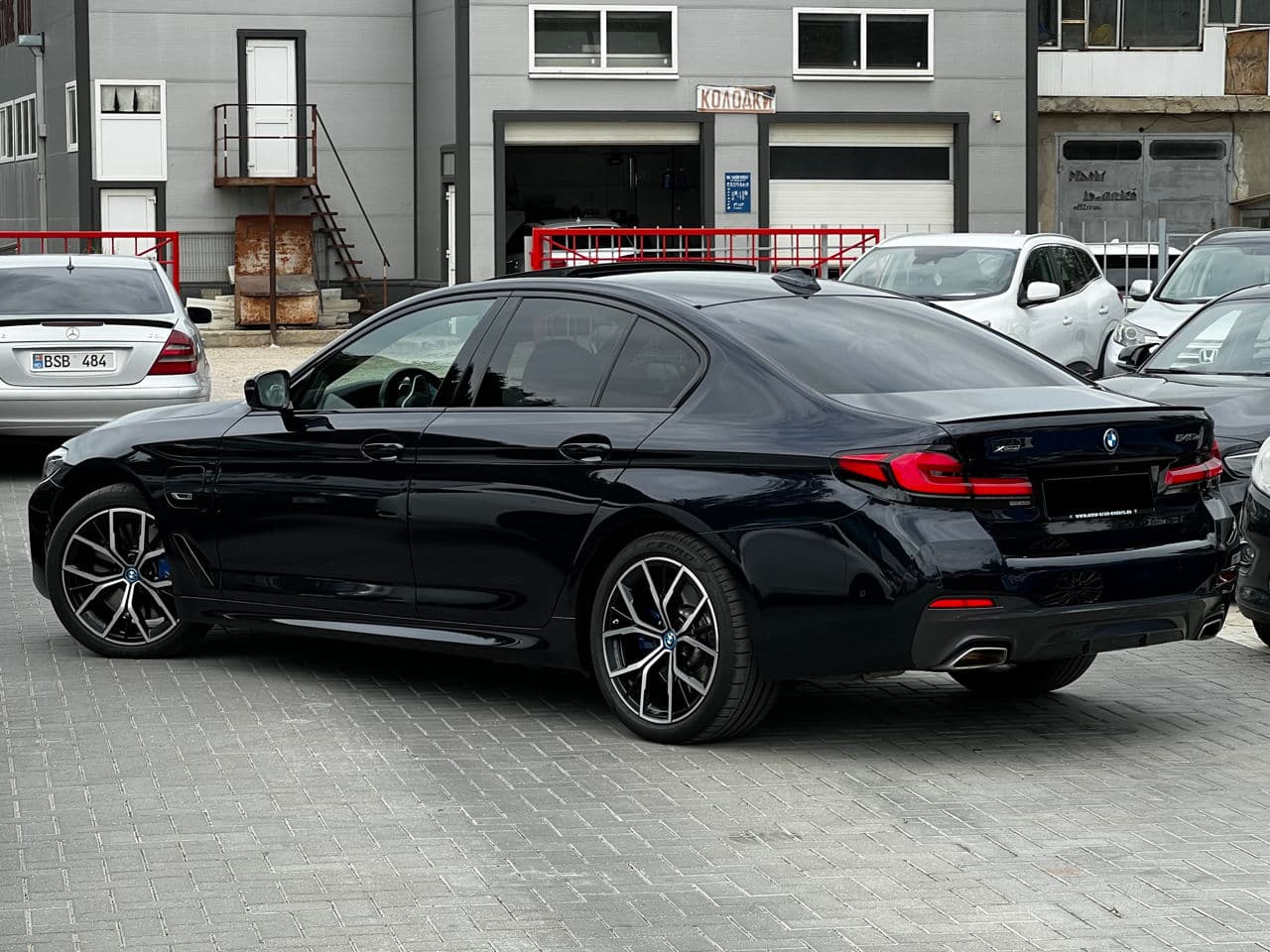 2021 BMW 545e — Miniatură 3