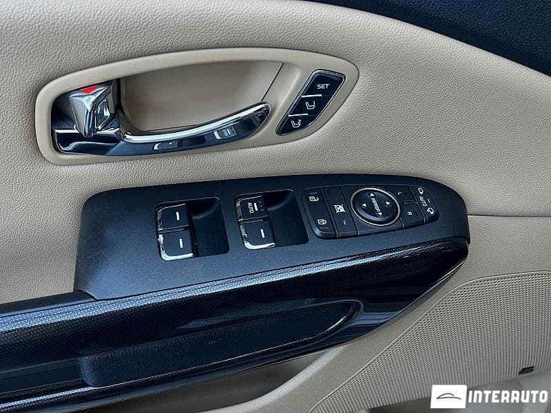 2016 Kia Carnival — Miniatură 8