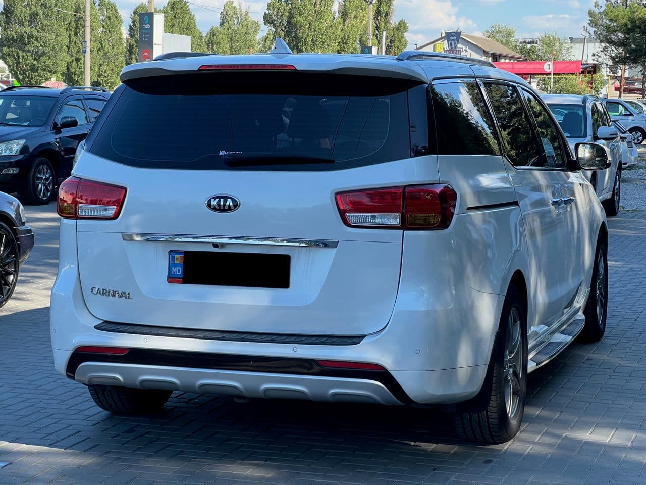 2016 Kia Carnival — Miniatură 2