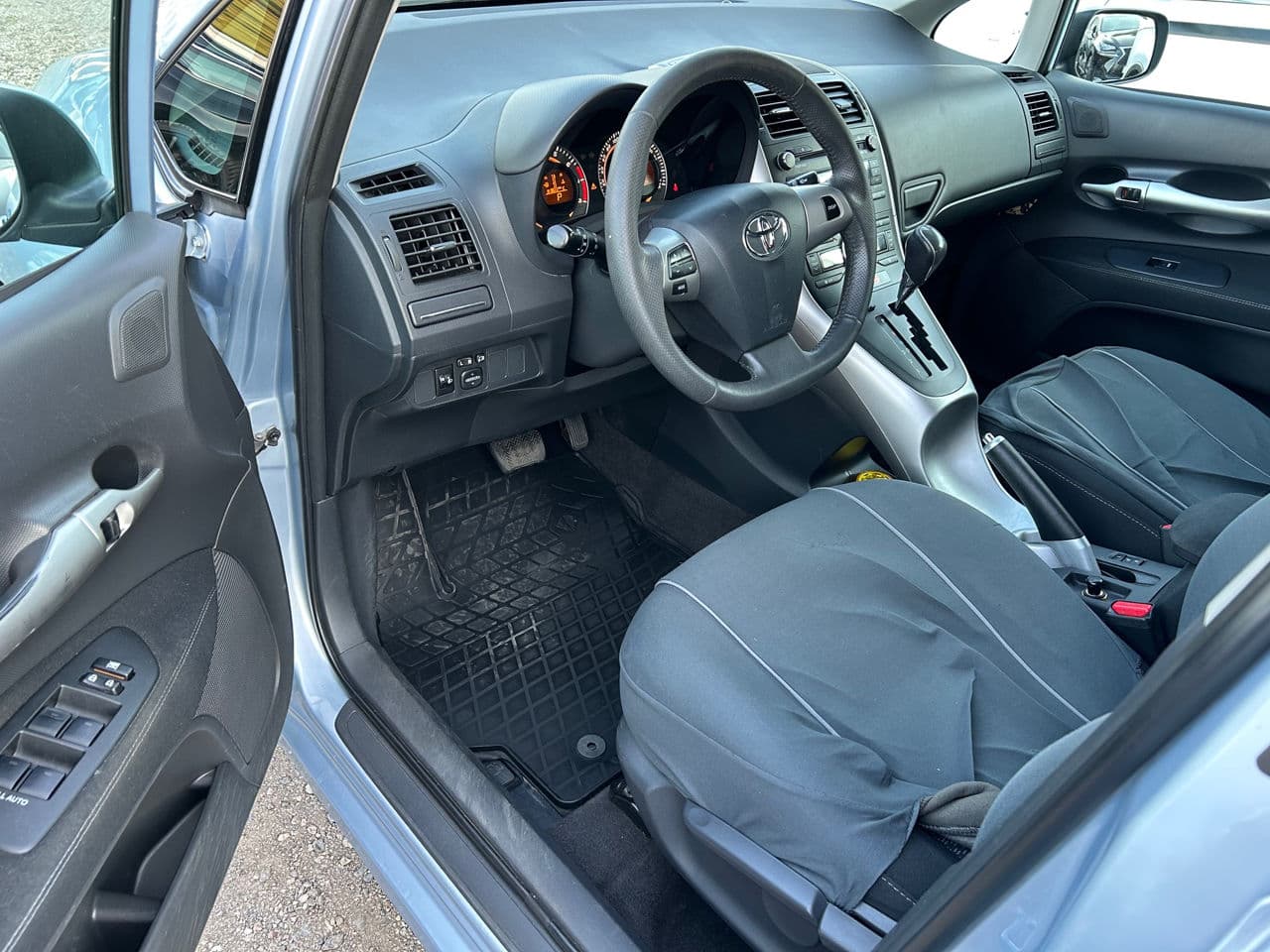 2011 Toyota Auris — Miniatură 5