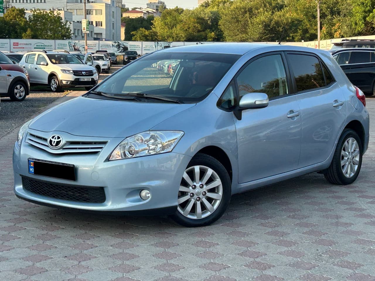 2011 Toyota Auris — Miniatură 2