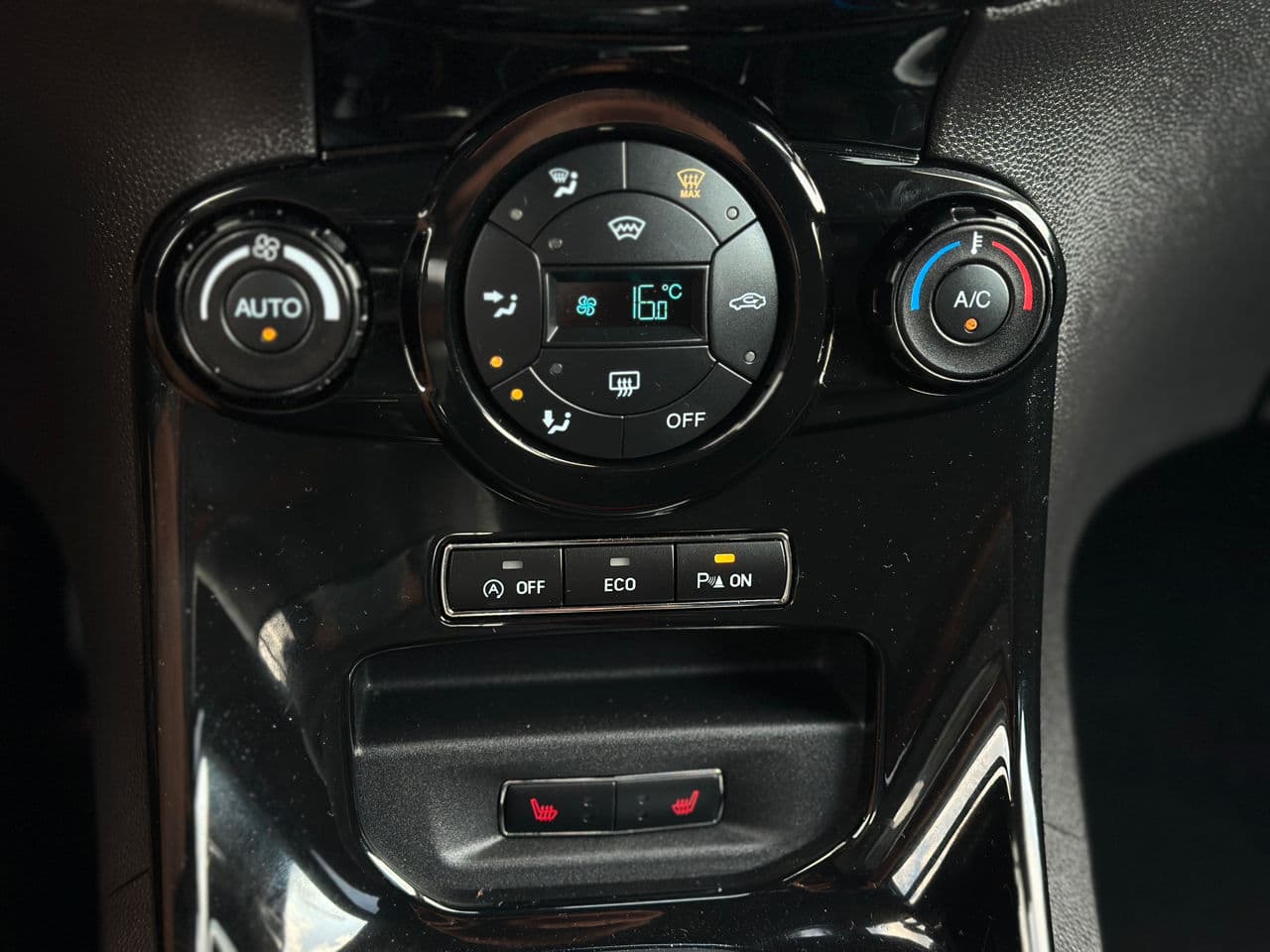 2015 Ford Fiesta — Miniatură 11