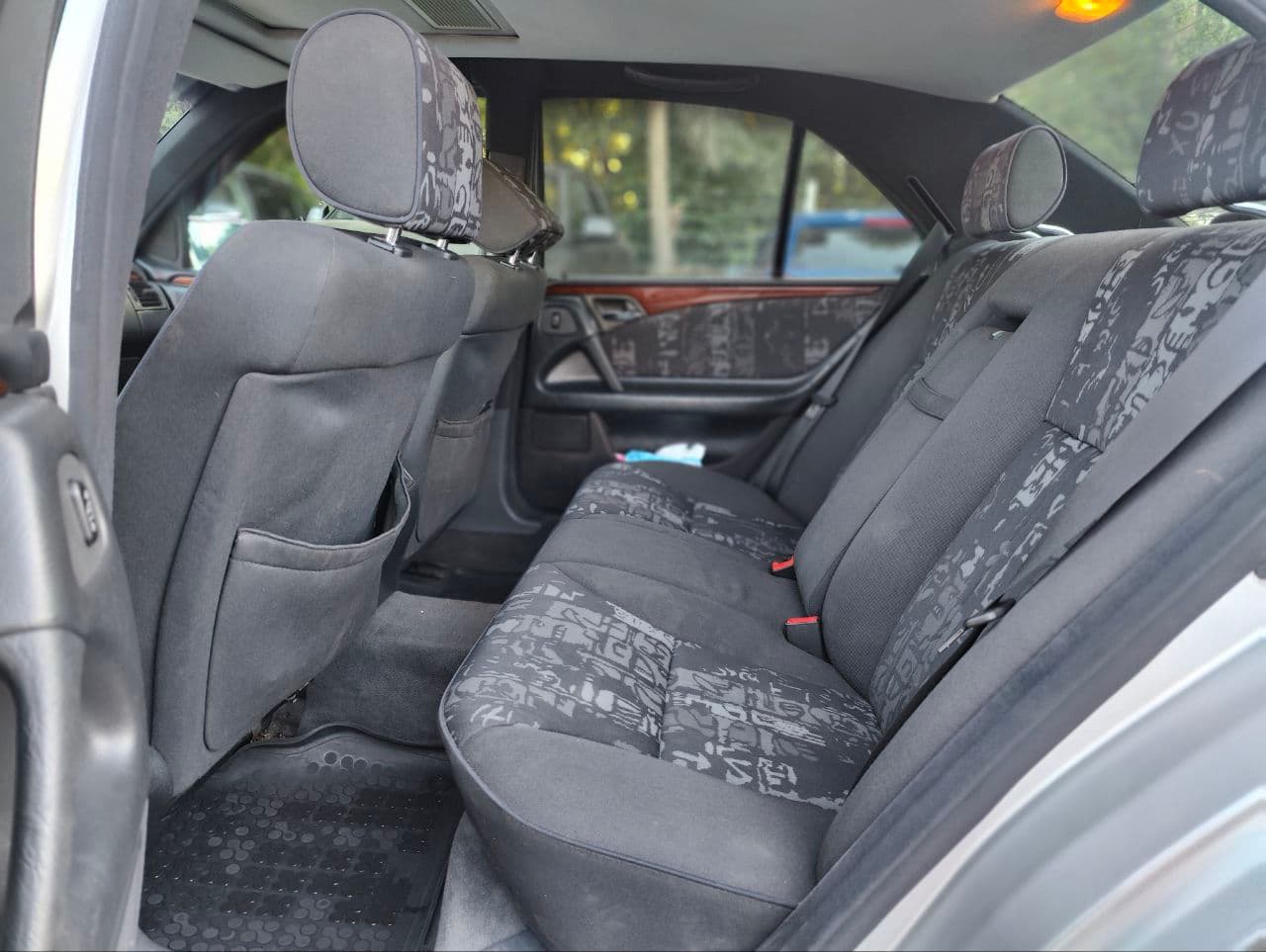 Mercedes E 200 1997 — Миниатюра 8