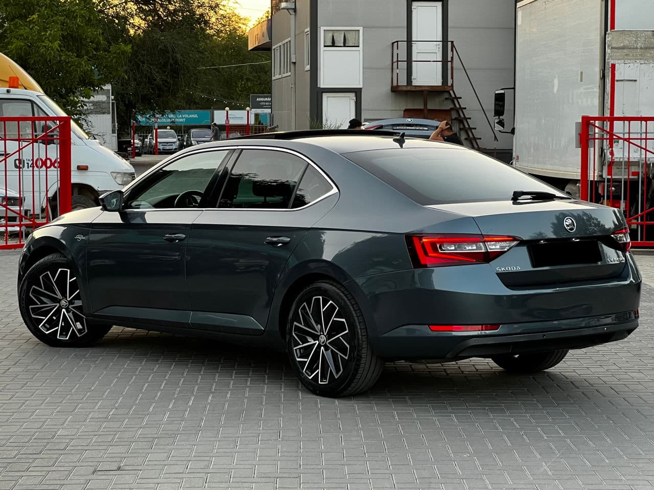 2017 Skoda Superb — Miniatură 2