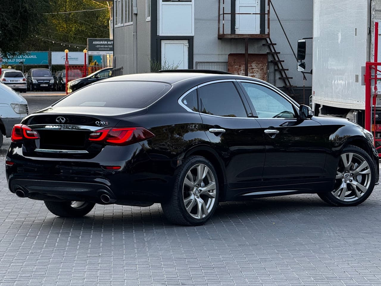 2015 Infiniti Q70 — Miniatură 2