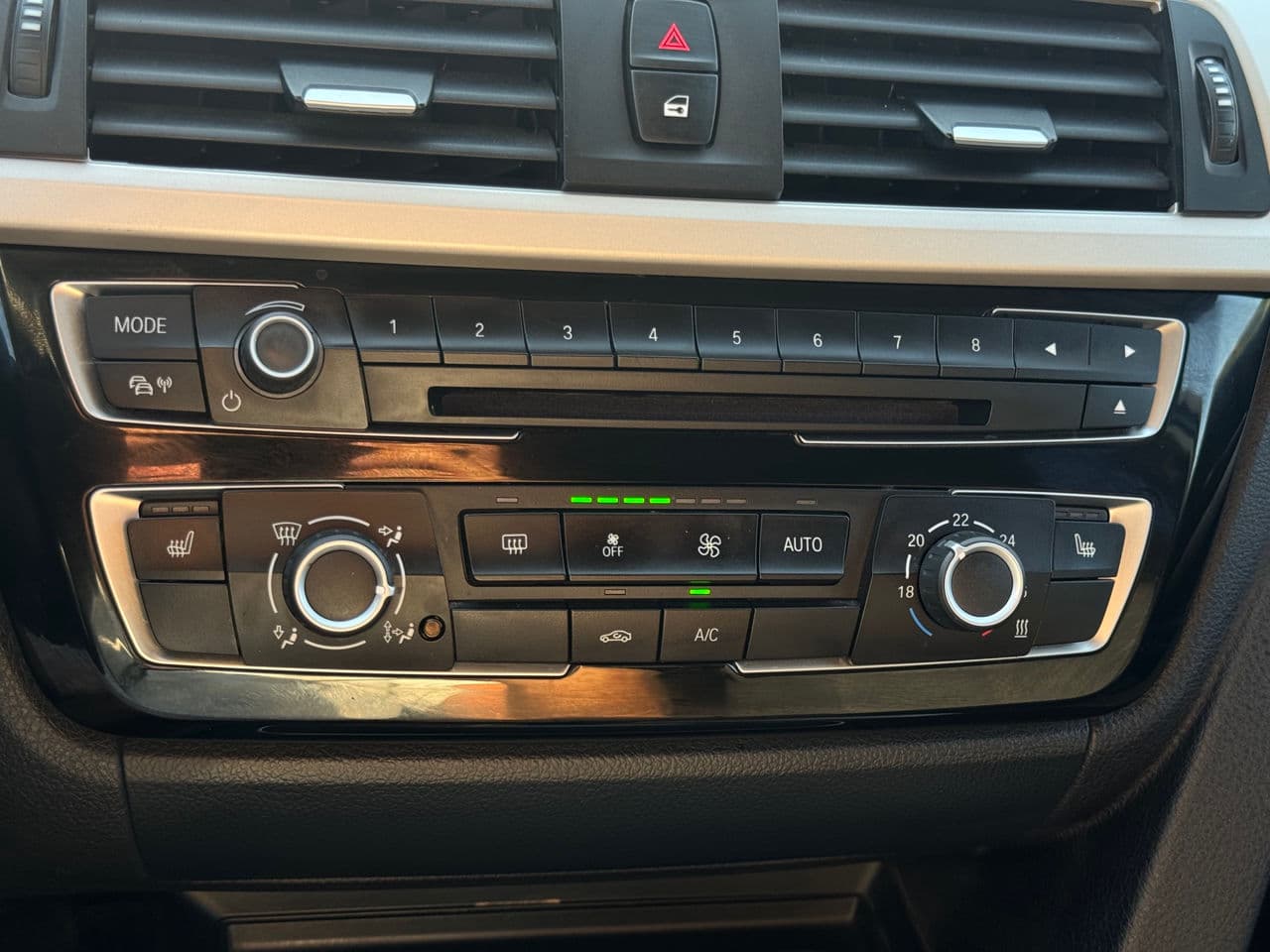 2016 BMW 318 — Miniatură 11
