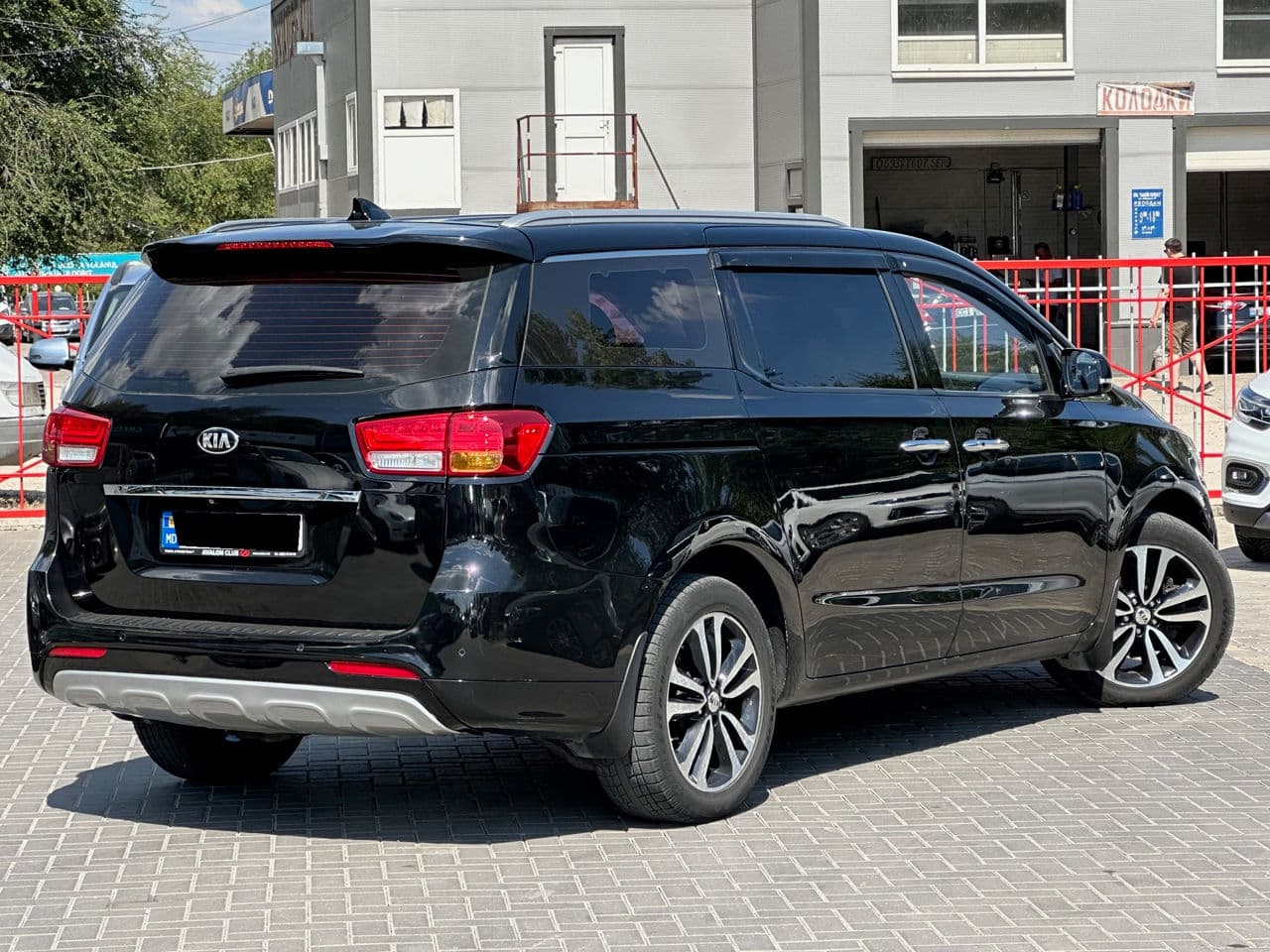 2016 Kia Carnival — Miniatură 2