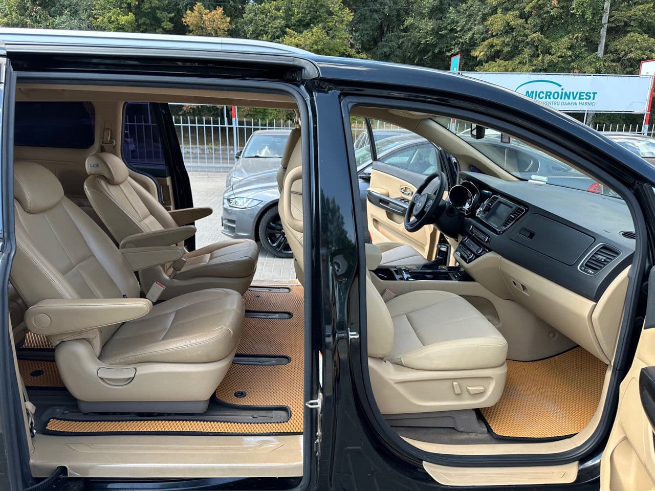 2016 Kia Carnival — Miniatură 10