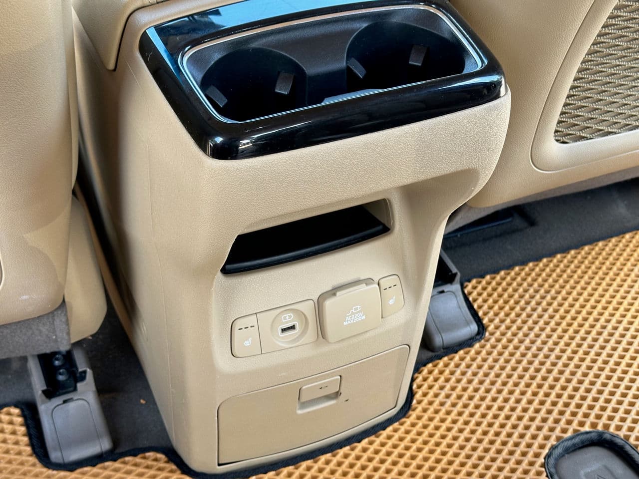 2016 Kia Carnival — Miniatură 12