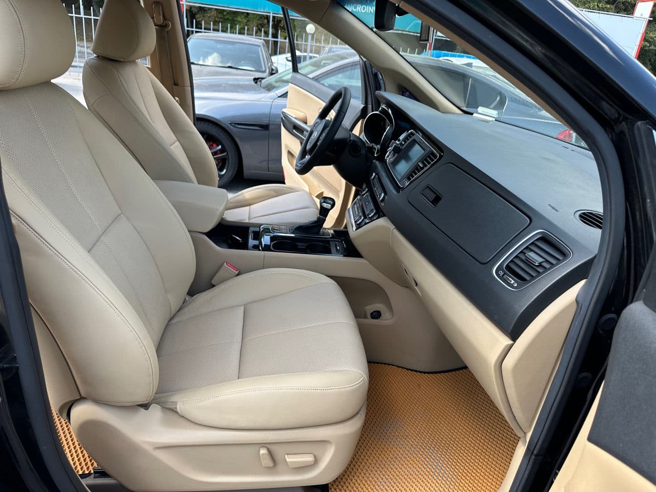 2016 Kia Carnival — Miniatură 5