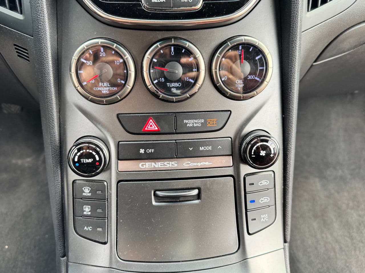 Hyundai Genesis 2012 — Миниатюра 10