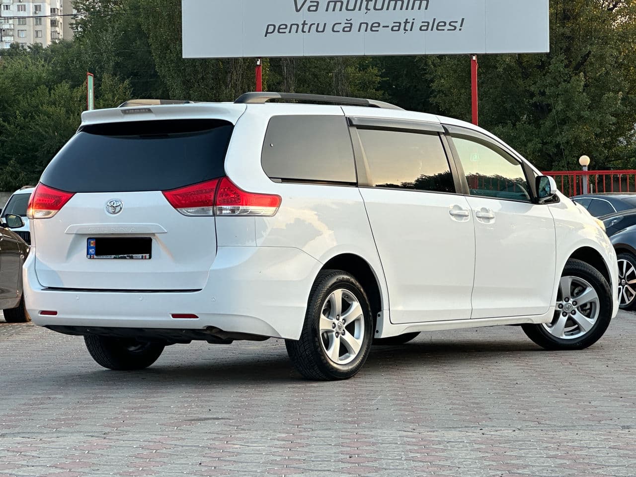 2011 Toyota Sienna — Miniatură 3