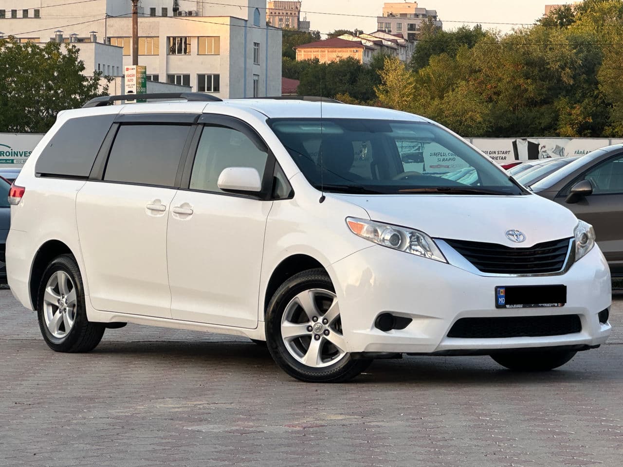 2011 Toyota Sienna — Miniatură 4