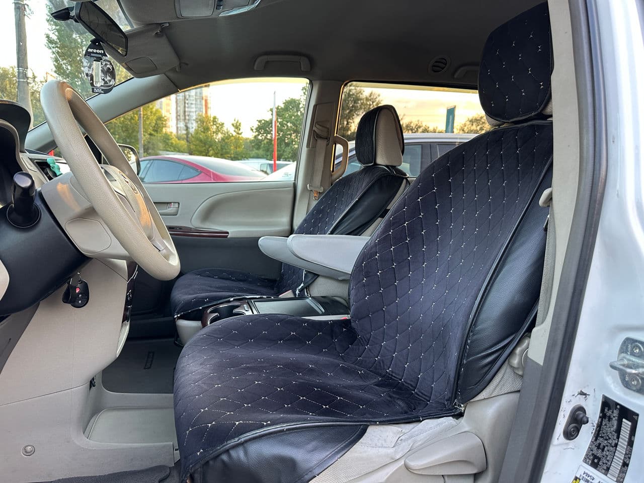 2011 Toyota Sienna — Miniatură 5