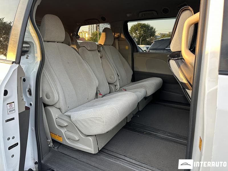 2011 Toyota Sienna — Miniatură 13
