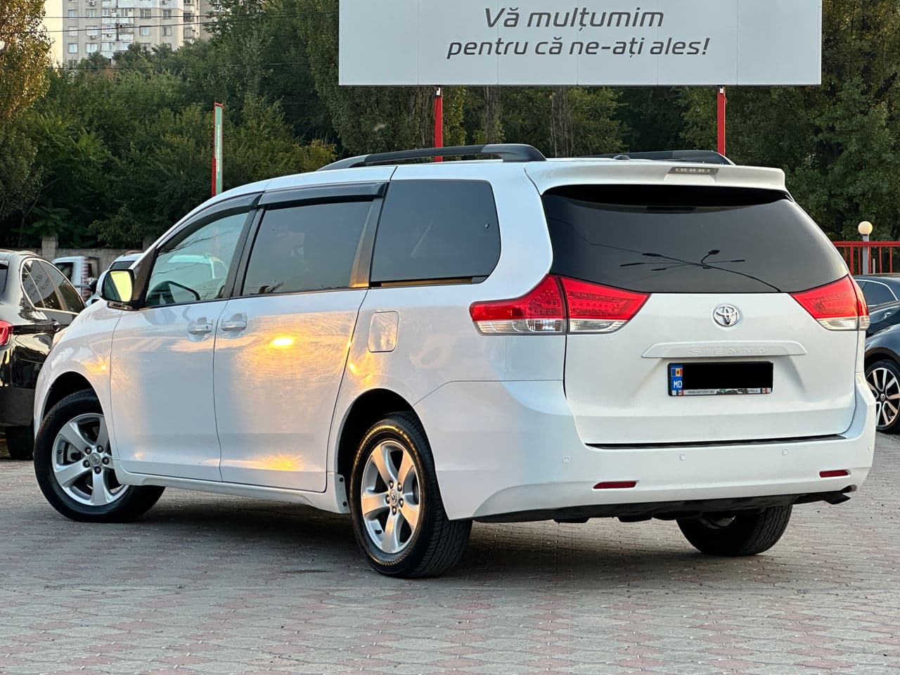 2011 Toyota Sienna — Miniatură 2