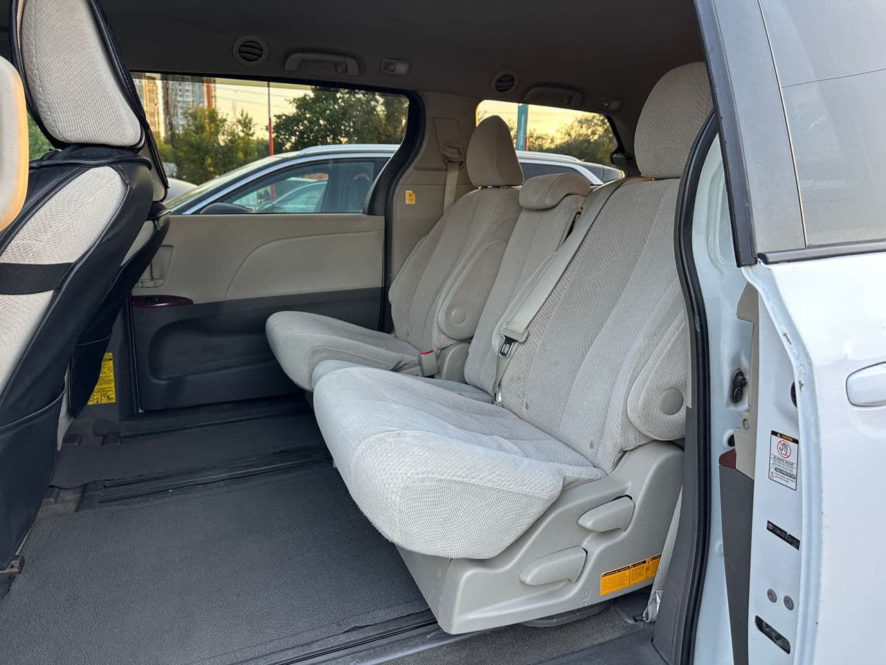 2011 Toyota Sienna — Miniatură 16