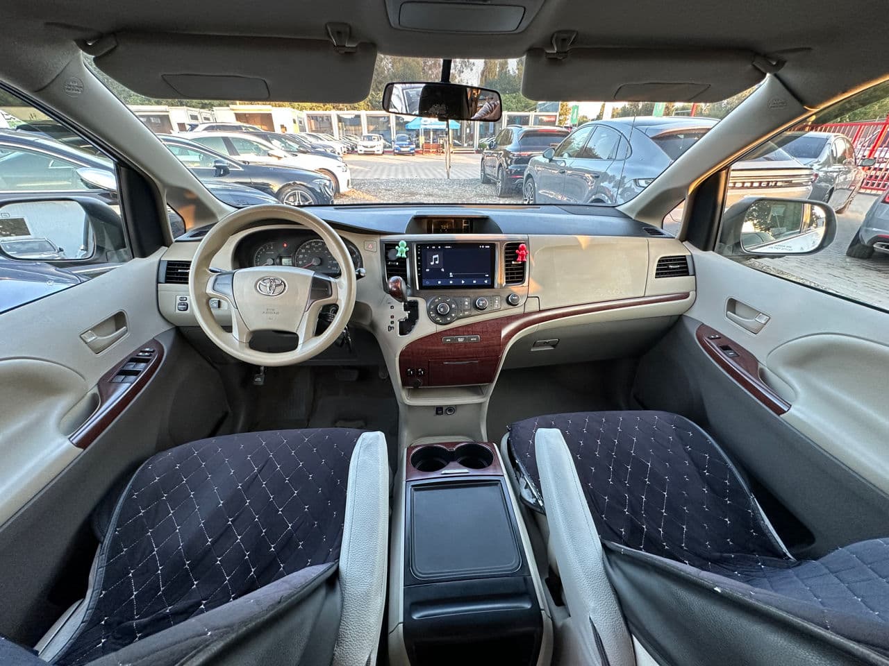 2011 Toyota Sienna — Miniatură 7