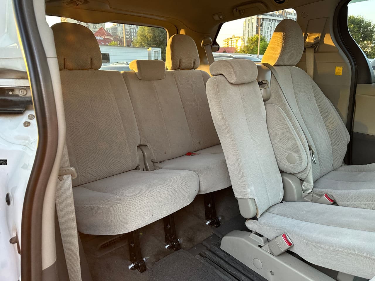 2011 Toyota Sienna — Miniatură 15