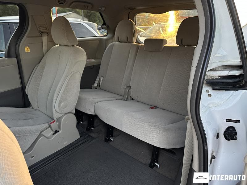 2011 Toyota Sienna — Miniatură 17